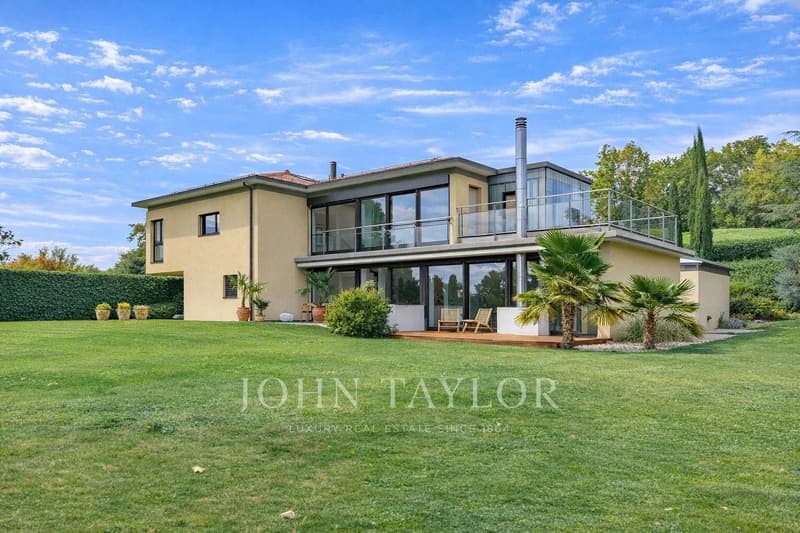 Magnificent fully renovated individual villa (1)