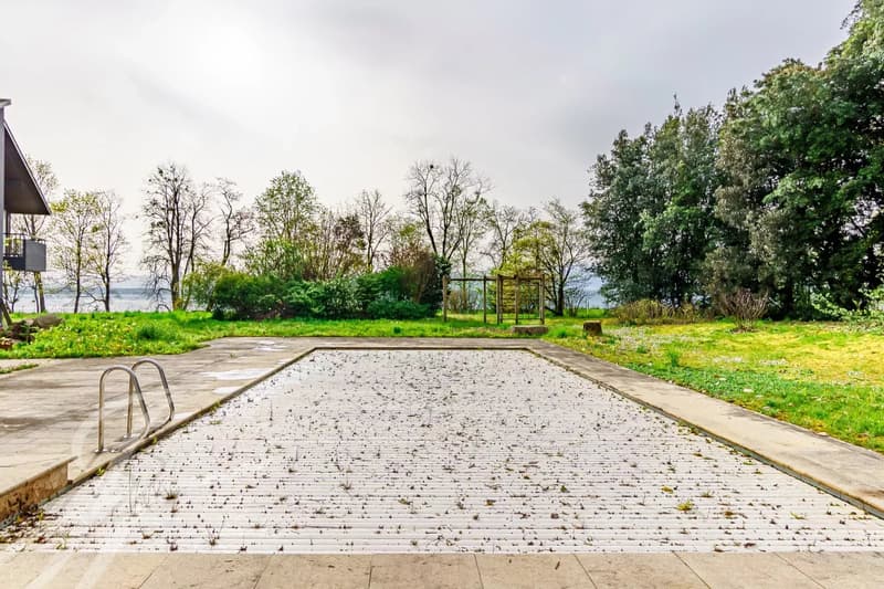 Waterfront villa with 7'585m2 plot (5)