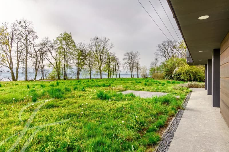 Waterfront villa with 7'585m2 plot (9)
