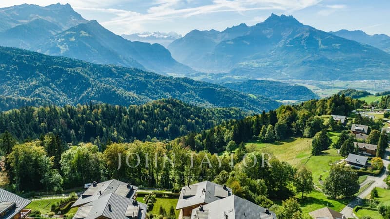 CO-EXCLUSIVITY! Fabulous family chalet with panoramic views of the mountains (3)