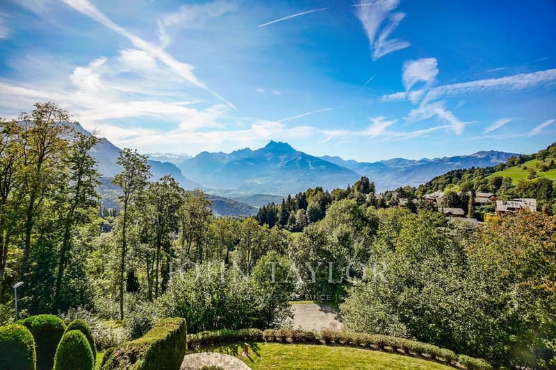CO-EXCLUSIVITY! Fabulous family chalet with panoramic views of the mountains (5)