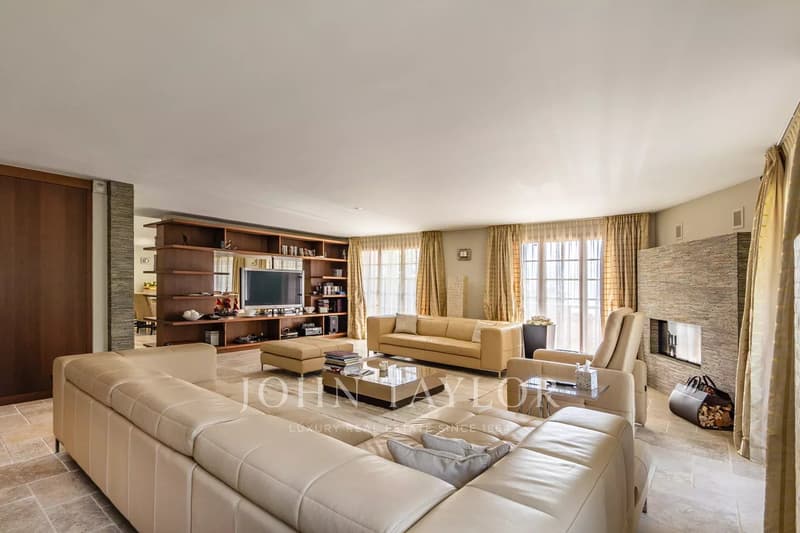 CO-EXCLUSIVITY! Fabulous family chalet with panoramic views of the mountains (11)