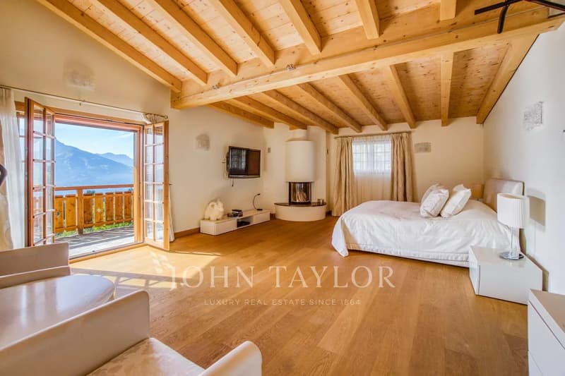 CO-EXCLUSIVITY! Fabulous family chalet with panoramic views of the mountains (7)