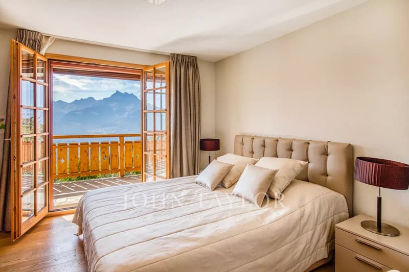 CO-EXCLUSIVITY! Fabulous family chalet with panoramic views of the mountains (9)