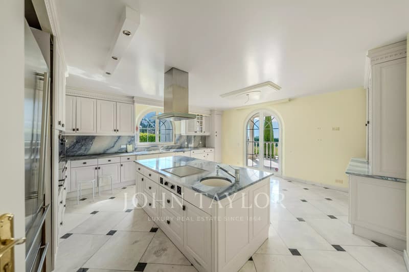 Sumptuous property with panoramic views of the lake (13)