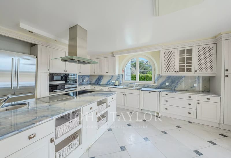 Sumptuous property with panoramic views of the lake (12)