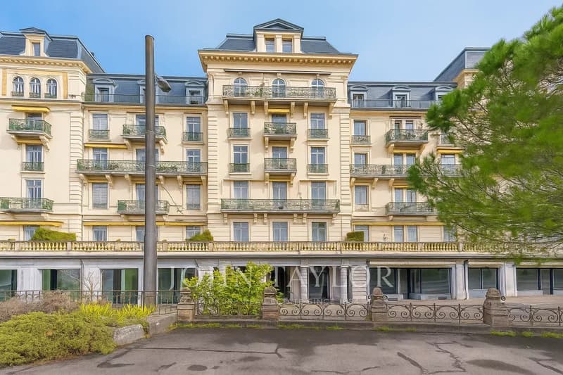 Elegant character apartment with breathtaking views of Lake Geneva (13)