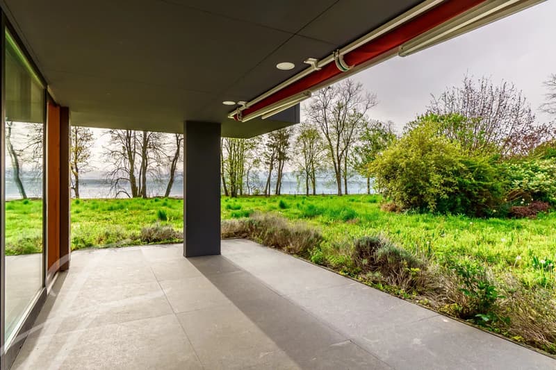 Villa pieds dans l'eau avec parcelle de 7'585m2 (1)