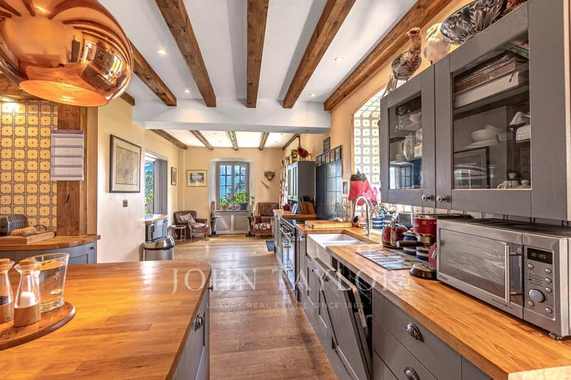 Maison offrant 600m2 au coeur de St-Légier (5)