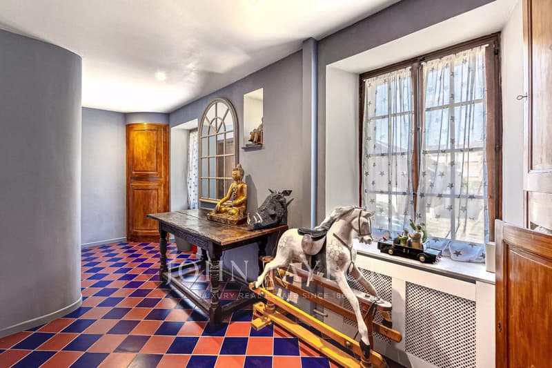 Maison offrant 600m2 au coeur de St-Légier (4)