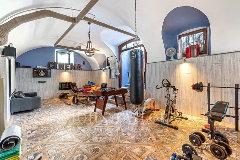 Maison offrant 600m2 au coeur de St-Légier (13)