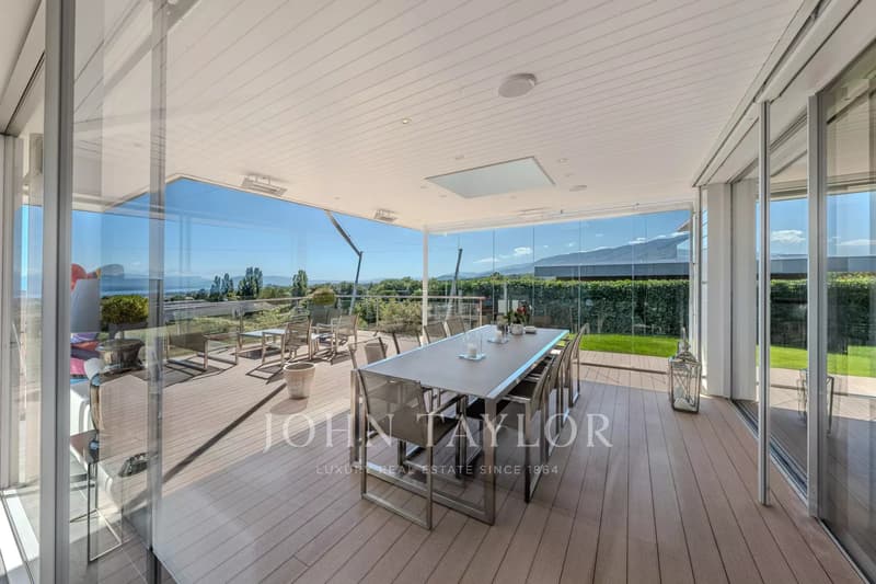 Villa contemporaine avec une vue spectaculaire sur le lac Léman (12)