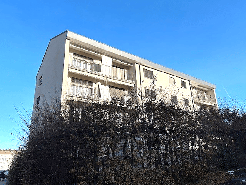 Appartement de 4.5 pièces dans un immeuble entièrement rénové au 2e étage avec balcon (2)