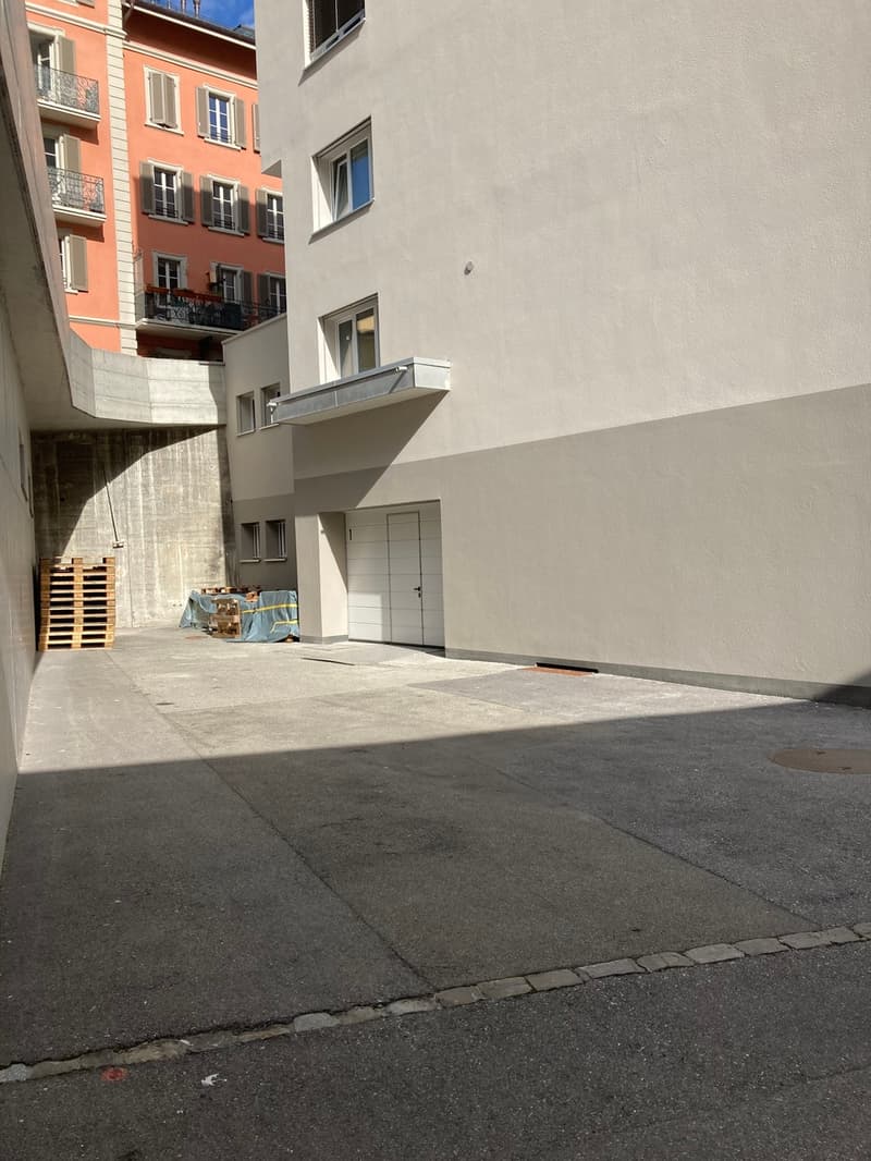 Dépôt situé en plein coeur de Fribourg, facilement accessible (1)