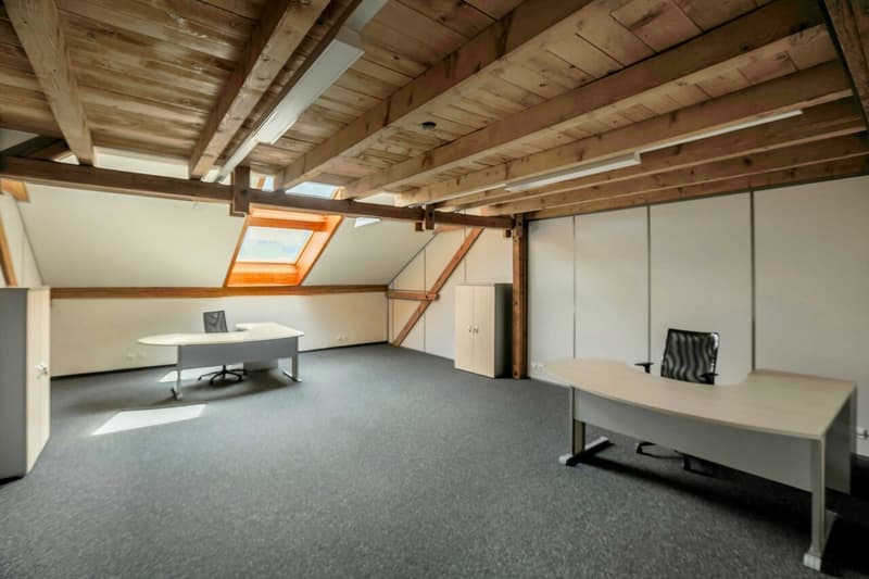 Large work surface with separate rooms (3)