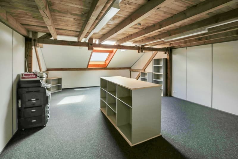 Large work surface with separate rooms (4)