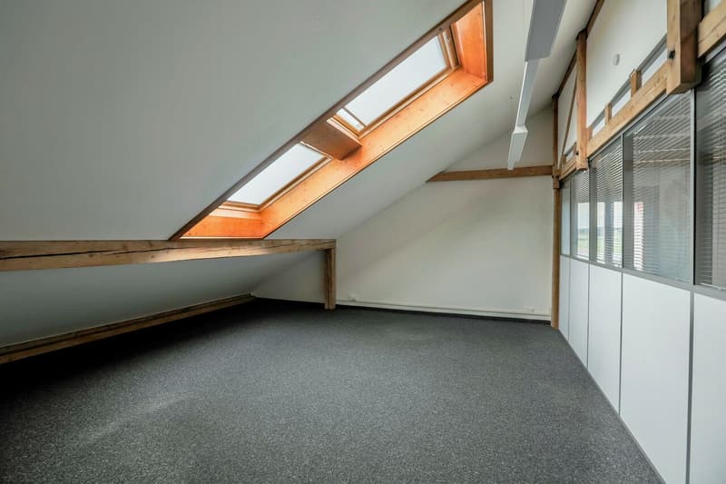 Large work surface with separate rooms (8)
