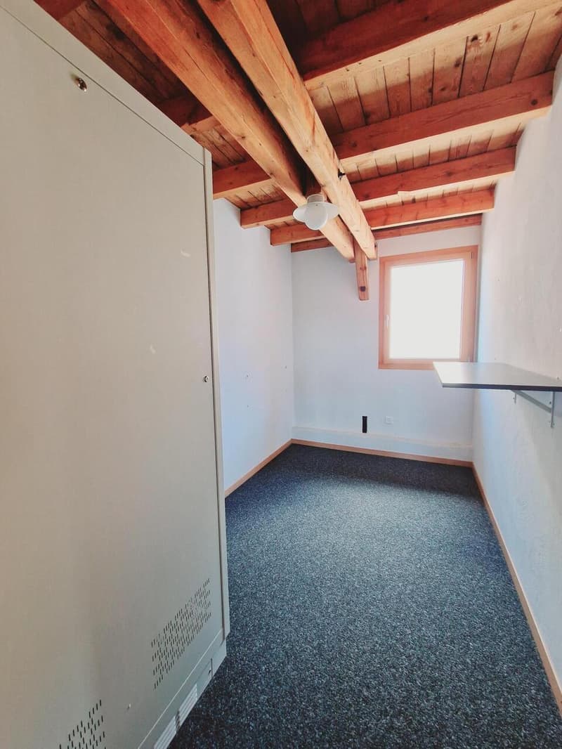Modular commercial space with direct access to A12 (4)