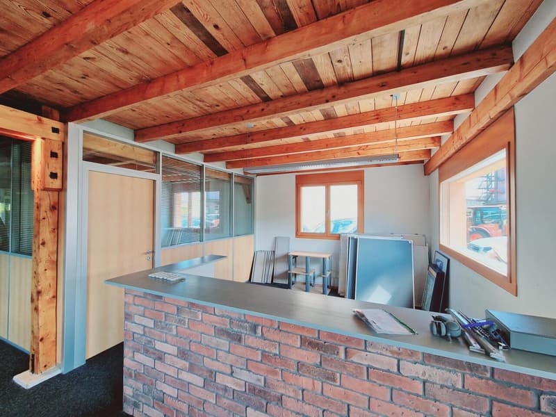 Modular commercial space with direct access to A12 (2)