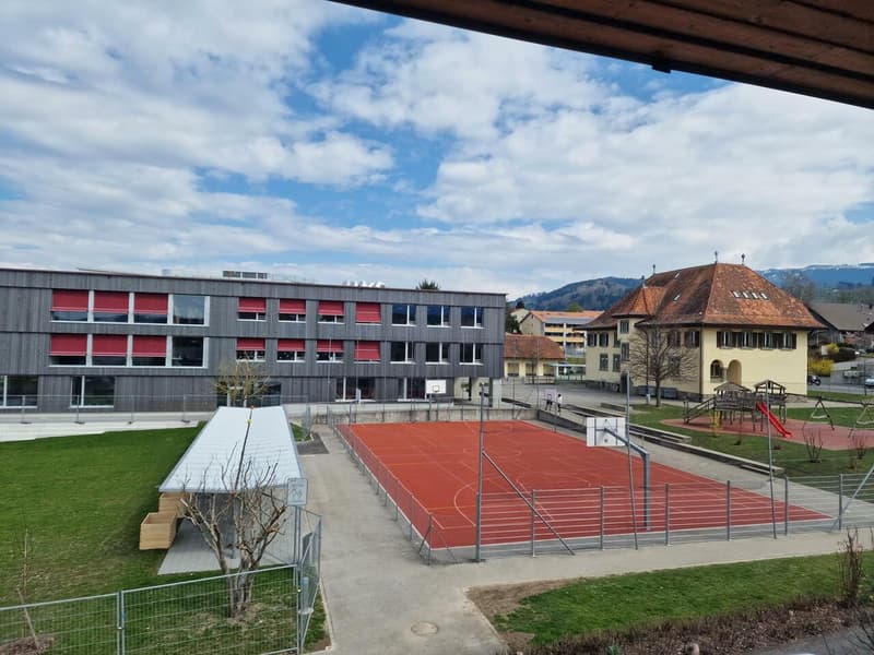A louer spacieux appartement de 5.5 pièces avec balcon à Rossens (13)