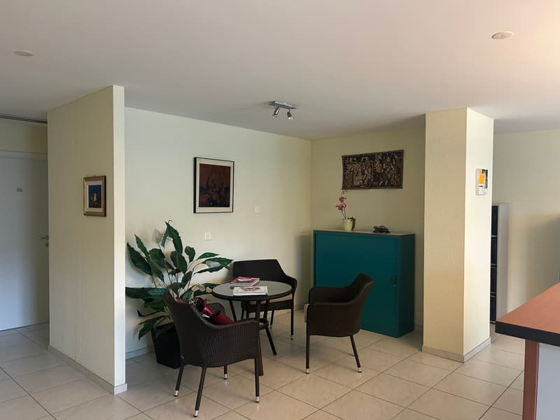 A louer  Superbes locaux professionnels de 3.5 pièces Avec parking (6)