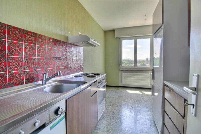Spacieux appartement familial avec beau potentiel (13)