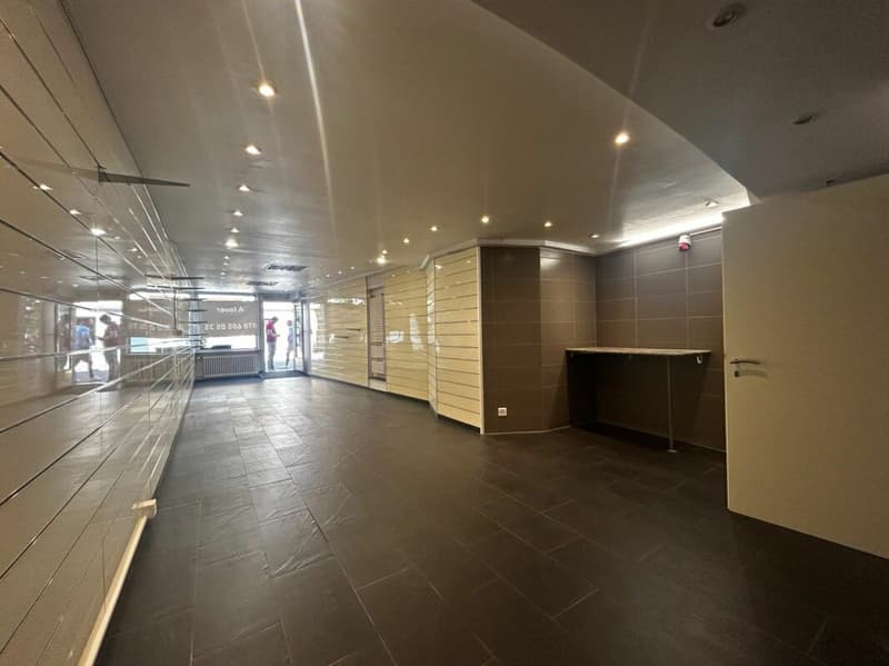 Magnificent commercial space of 75m2 with a window in the heart of Villeneuve (3)