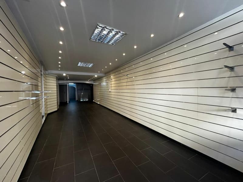 Magnificent commercial space of 75m2 with a window in the heart of Villeneuve (1)