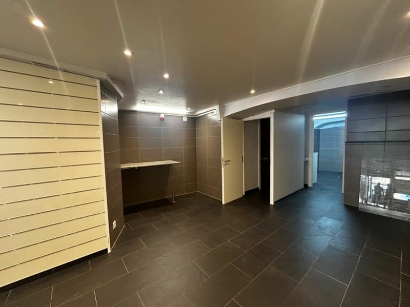 Magnificent commercial space of 75m2 with a window in the heart of Villeneuve (2)