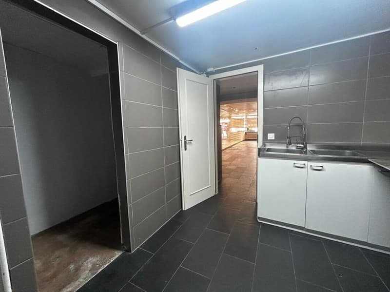 Magnificent commercial space of 75m2 with a window in the heart of Villeneuve (4)