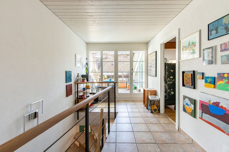 Vorplatz Dachgeschoss mit Ausgang auf Dachterrasse / Couloir aux combles avec accès à la terrasse