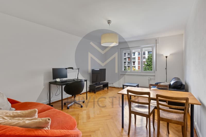 Salon / a white room with wood floors, a wooden floor, a table with chairs, a television and a small couch
