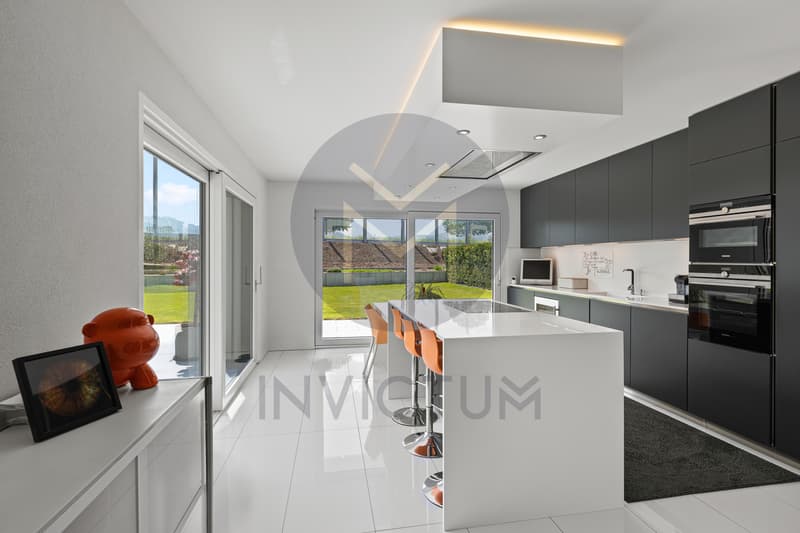 Exceptional contemporary villa with terrace and garden (7)