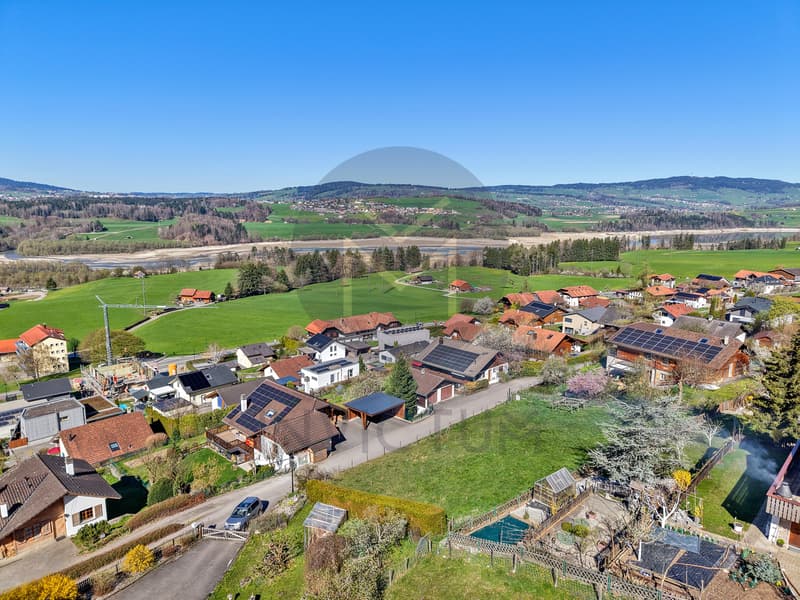 Vue aérienne / aerial view of residential houses in a small village