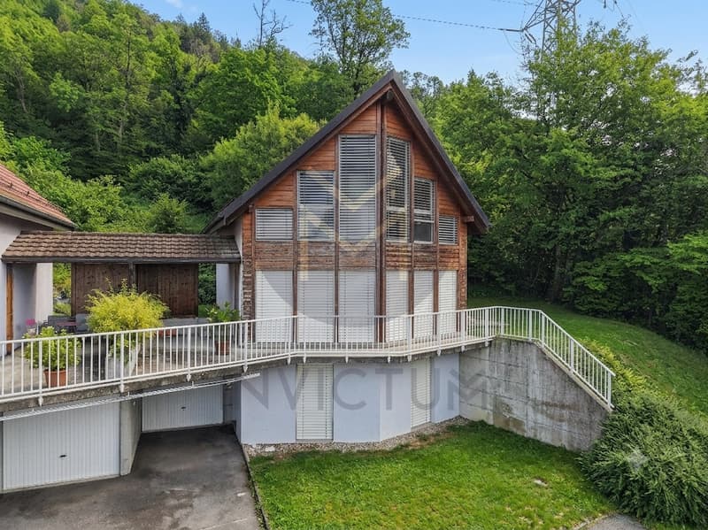 Villa en l'état / a house with a deck and balconies overlooking a driveway