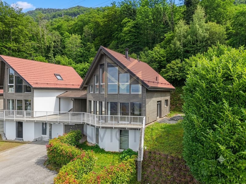 Villa rénovée / view of the home from the driveway