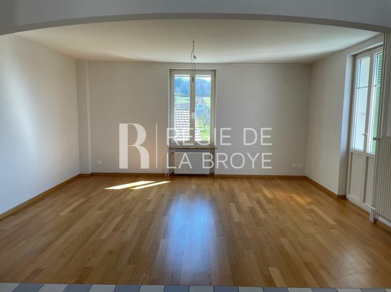 Spacious 2.5-room apartment on the 1st floor in Chavannes-le-Chêne (2)