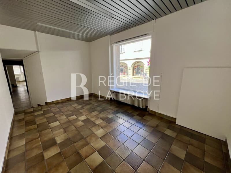 Ufficio con vetrina nel centro di Estavayer-le-Lac (4)