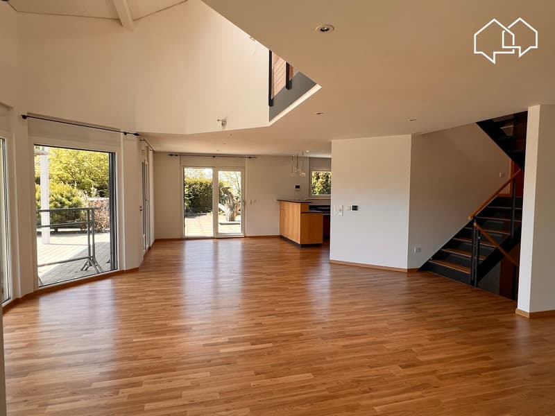 Individual villa with 6.5 rooms and pool in an idyllic setting (4)