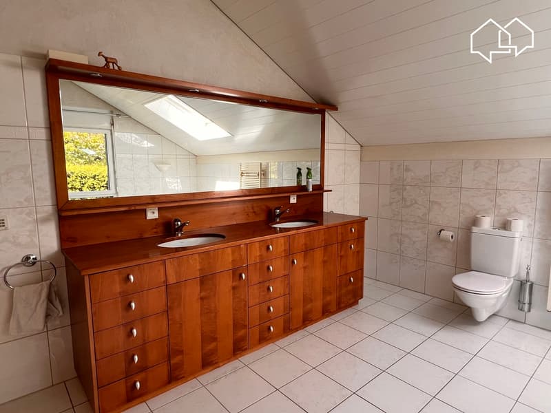 Individual villa with 6.5 rooms and pool in an idyllic setting (9)