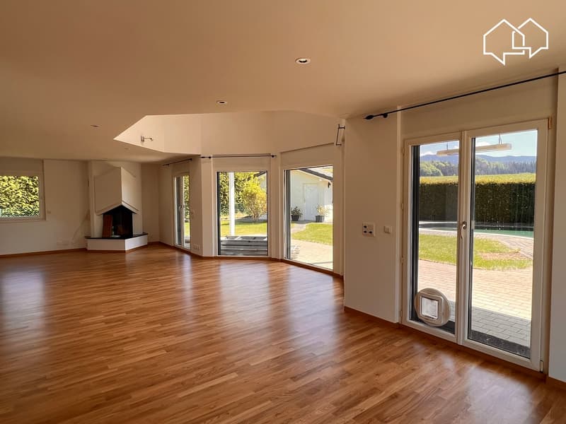 Individual villa with 6.5 rooms and pool in an idyllic setting (3)