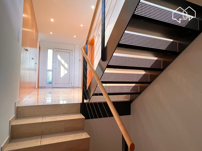 Individual villa with 6.5 rooms and pool in an idyllic setting (6)