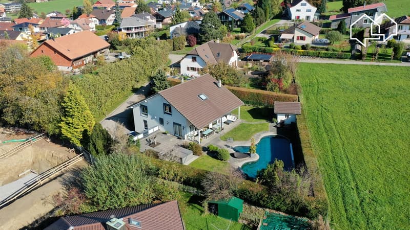 Individual villa with 6.5 rooms and pool in an idyllic setting (2)