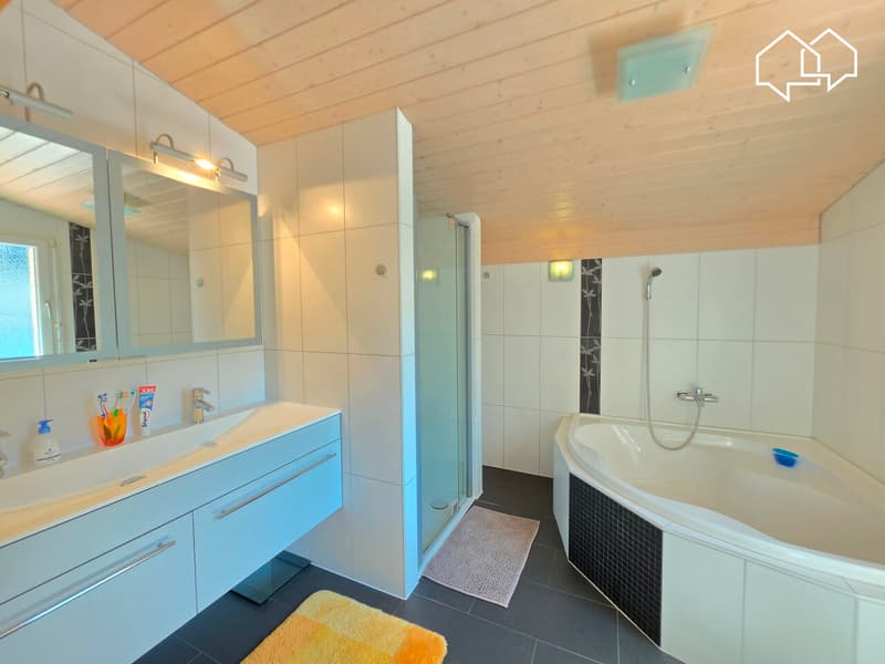Salle de bains avec douche et baignoire