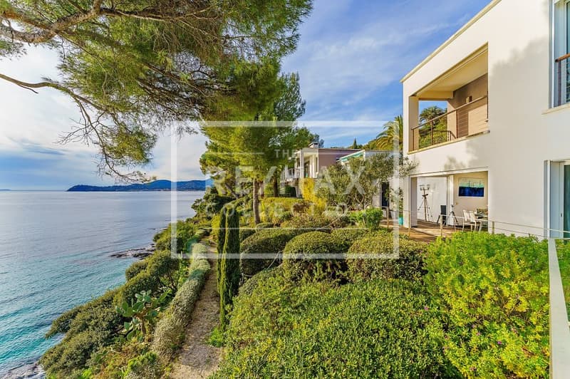 Dans le golfe de Saint-Tropez au bord de mer  deux propriétés magnifiques (7)