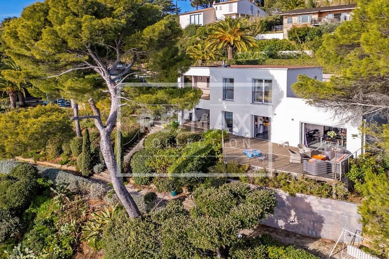Dans le golfe de Saint-Tropez deux villas au bord de mer (7)