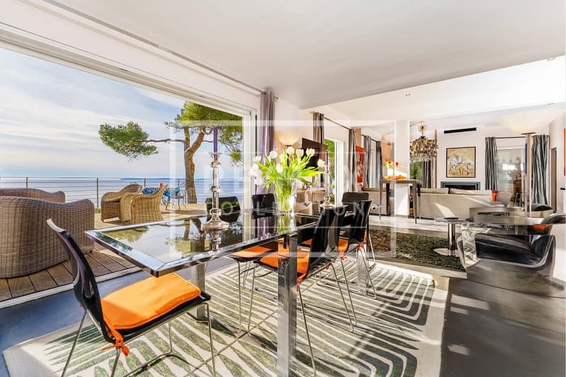 Dans le golfe de Saint-Tropez deux villas au bord de mer (2)