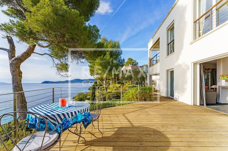 Dans le golfe de Saint-Tropez deux villas au bord de mer (11)