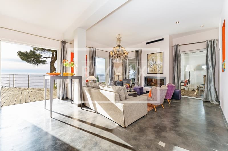 Dans le golfe de Saint-Tropez deux villas au bord de mer (5)