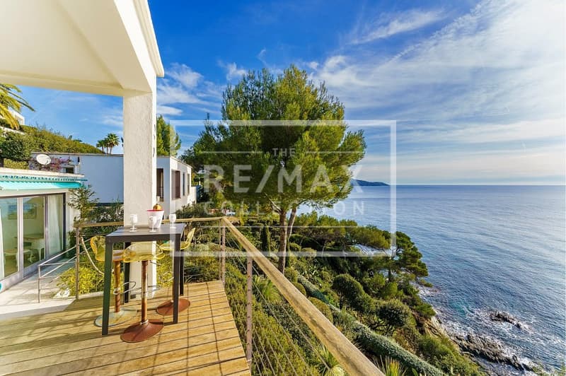Dans le golfe de Saint-Tropez deux villas au bord de mer (4)
